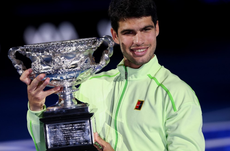 ޖޮކޮވިޗް ބަލިކޮށް އަލްކަރާޒް އަށް ކެރިއާ ގްރޭންޑް ސްލޭމް