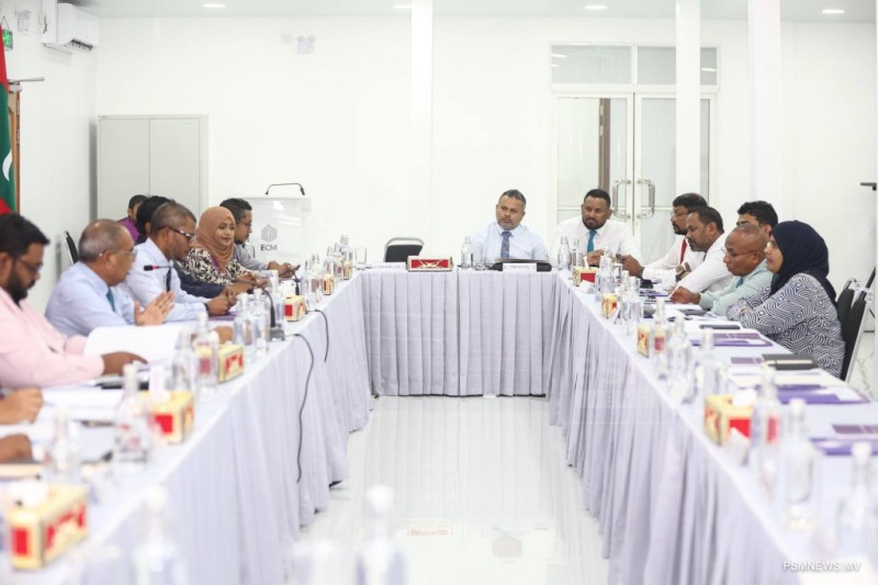 ފޮޓޯ: އިންތިޚާބާބެހޭ ލަފާދޭ ޤައުމީ ކޮމިޓީގެ ފުރަތަމަ ބައްދަލުވުން ބޭއްވުން