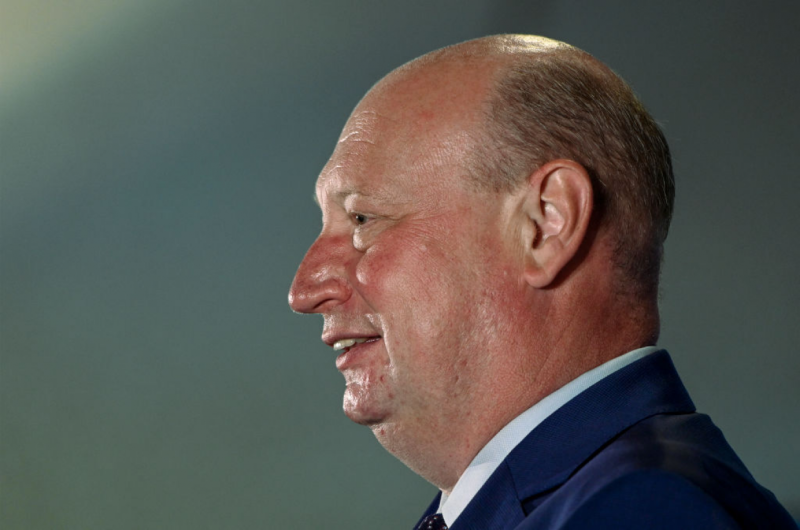 ޤަޠަރުން ދިން ހަދިޔާއެއް ގަބޫލުކުރި މައްސަލައިގައި އީޔޫގެ އިސް އޮފިޝަލެއް ވަކިކޮށްފި