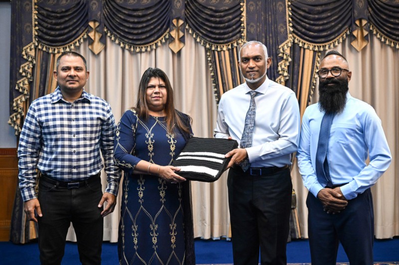 އަތުން ވިޔެފައިވާ ފޭއްޔެއް ރައީސަށް ހަދިޔާ ކުރައްވައިފި