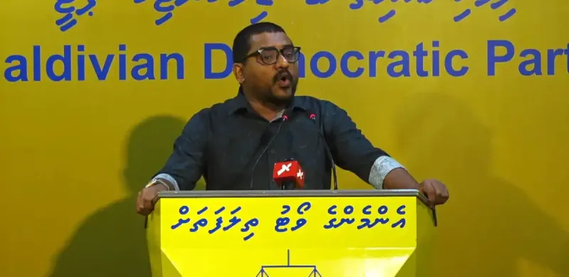 ރައްޔިތުންނަށް އޮޅުވާލައިގެން ރެފަރެންޑަމްގެ ނަމުގައި މަޖިލީހުގެ ދައުރު ދިގުކޮށް، ރިޔާސީ އިންތިޚާބު ފަސް ކުރުމަށް ސަރުކާރުން ދަނީ މަސައްކަތް ކުރަމުން: މައުރޫފް