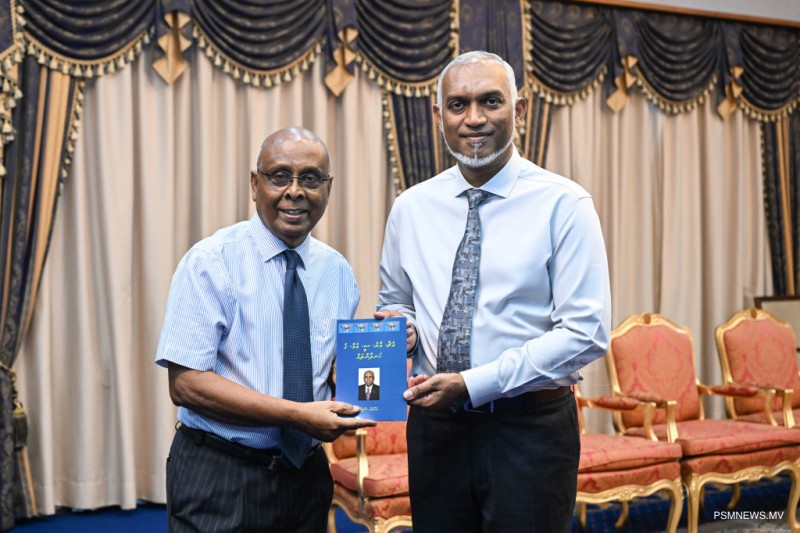 ''އެޗްއާރުސީއެމްގެ ހަނދާންތައް'' ފޮތް ރައީސްއަށް ހަދިޔާ ކުރައްވައިފި