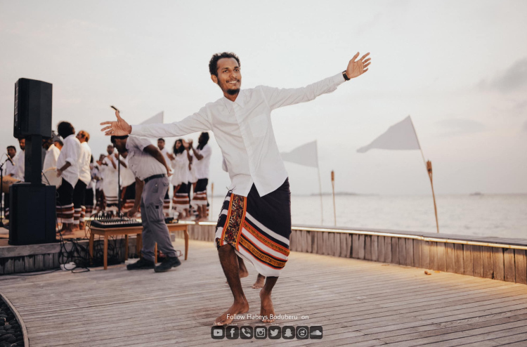 "ހަބޭސް"ގެ ފަންނާނަކު އޮޅުވާލައިގެން ޑޮލަރު ހޯދާ ކަމުގެ ތުހުމަތުގައި ގްރޫޕުން ވަކިކޮށްފި