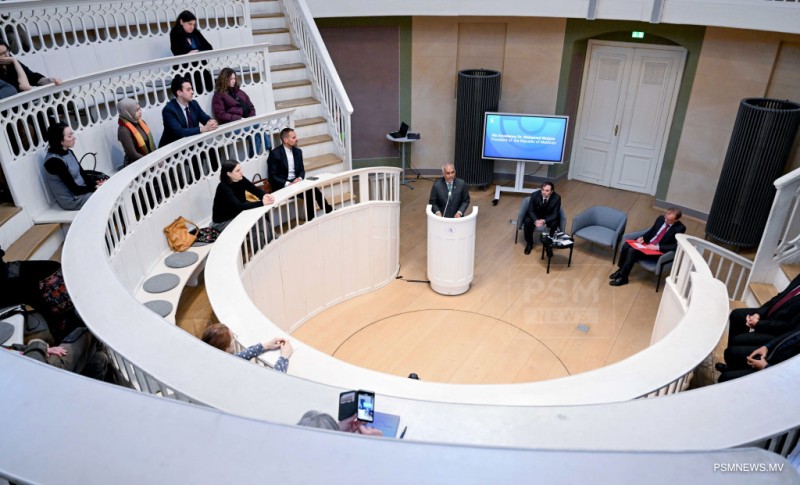 ފޮޓޯ: ރައީސް ބަރލިންގެ ހުމްބޯލްޑްޓް ޔުނިވަރސިޓީއަށް ޒިޔާރަތްކުރައްވައި ދެއްވި ޚާއްޞަ ތަޤުރީރު