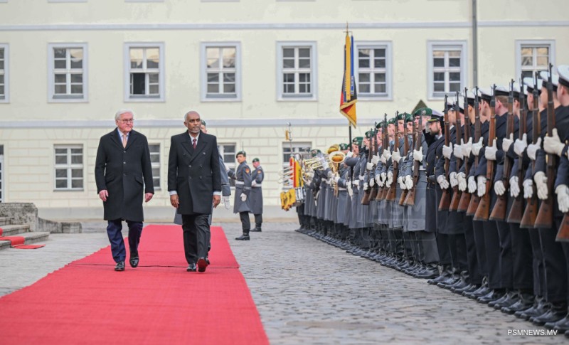 ފޮޓޯ: ރައީސުލްޖުމްހޫރިއްޔާ ޑރ. މުޙައްމަދު މުޢިއްޒުއަށް ޖަރުމަނުވިލާތުން ރަސްމީކޮށް މަރުޙަބާ ދެންނެވުން