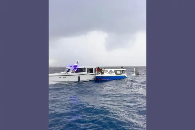 ކ.ގުޅީފަޅު ކައިރިން 9 ފަތުރުވެރިންނާއެކު ދަތުރުކުރަމުންދިޔަ ލޯންޗެއް ބަންޑުން ޖަހާލައިފި