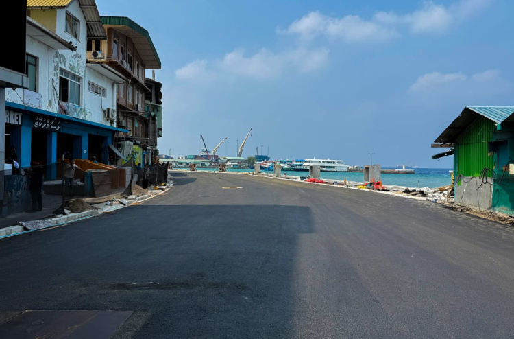 ބާޒާރުމަތީ މަގު ތާރުއަޅައި މިރޭ އާންމުންނަށް ހުޅުވާލަނީ