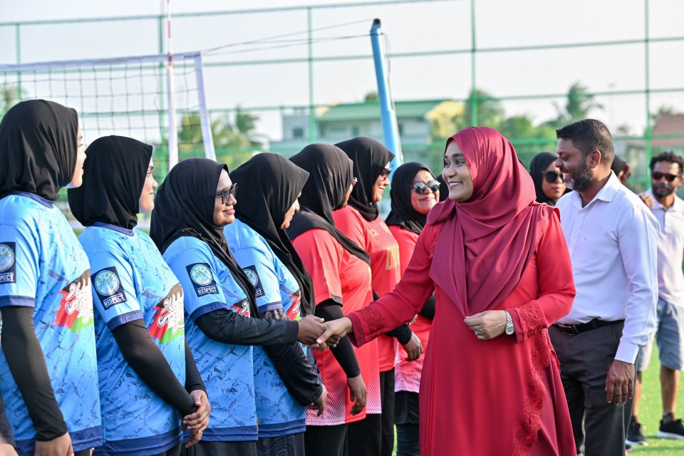 ދ. މީދޫގައި އަލަށް ގާއިމުކުރި ވޮލީކޯޓު ހުޅުއްވައިފި