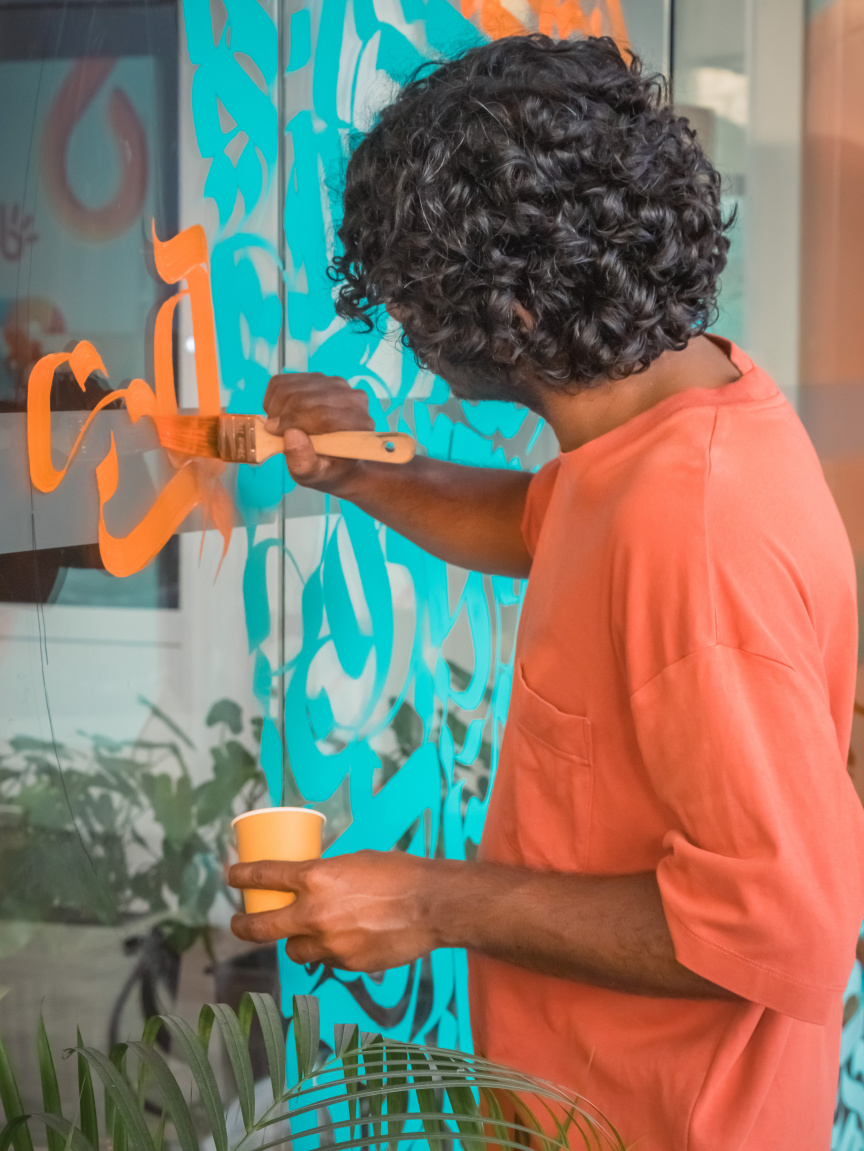 ދަތިތަކާއެކު ވެސް، ނާޖިހު އުފެއްދި ކެލިގްރަފީން ރޯދަ މަހަށް ދިރާގުގެ ބްރޭންޑިން ތަފާތު