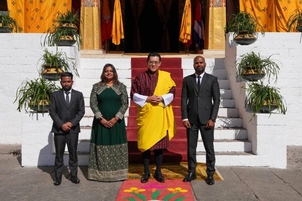 ރާއްޖެއިން ބޫޓާނަށް ކަނޑައެޅުއްވި ސަފީރު ރަސްގެފާނަށް ފަތްކޮޅު އަރުވައިފި