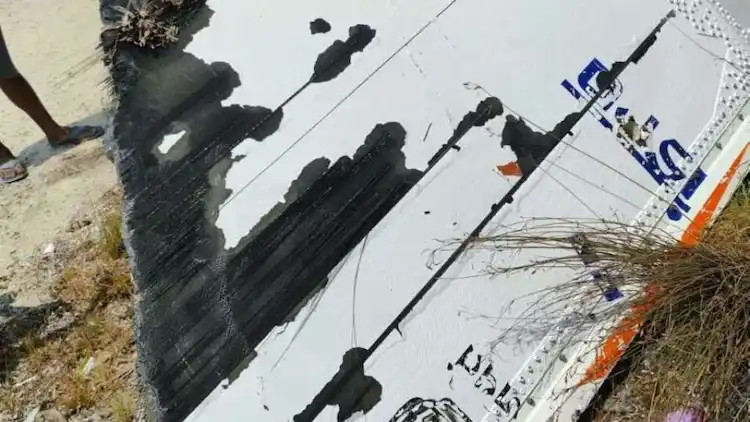 ލާމު އަތޮޅު ކުނަހަންދޫ ކައިރީގައި އޮންނަ ފަޅުރަށަކަށް ލެއްގި އިންޑިއާގެ ސްޕޭސް ރިސާޗް އޯގަނައިޒޭޝަން (އިސްރޯ) ގެ ރޮކެޓެއްގެ ބައިތަކެއް.