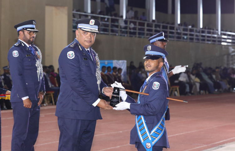 32 އަހަރުގެ ހިދުމަތަށް ފަހު ނަވީން ފުލުހުންގެ ހިދުމަތުން ރިޓަޔަކުރައްވައިފި