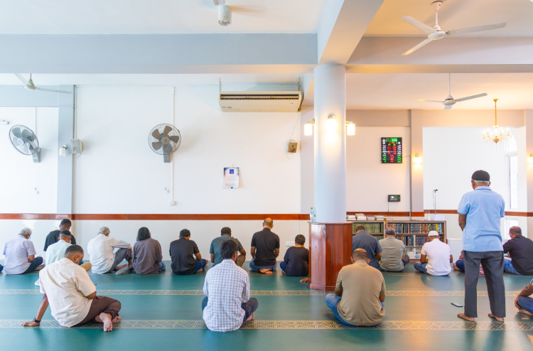 މައި ހޯލުގައި 800 މީހުންނަށް ނަމާދުކުރެވޭ ހަތަރު މިސްކިތެއް އޭސީކޮށްފި