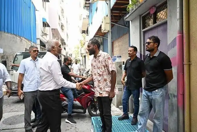 ޕީއެންސީ ކެނޑިޑޭޓުންނަށް ތާއީދު ހޯއްދަވަން ރައީސް މުޢިއްޒު "ދޮރުން ދޮރަށް"