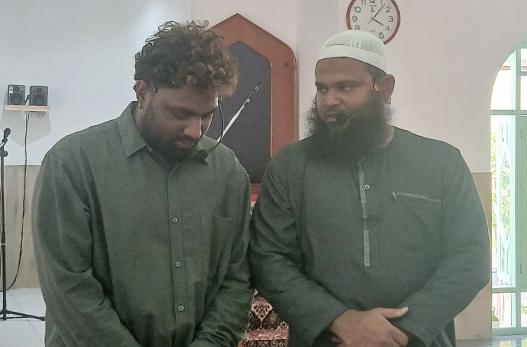 އައްޑޫ ފޭދޫގައި މަސައްކަތްކުރާ ލަންކާ މީހަކު އިސްލާމްވެއްޖެ