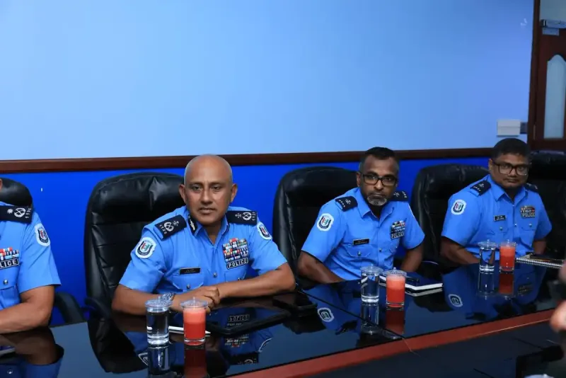 އަމިއްލަ ދަރިފުޅަށް ތުހުމަތުކުރެވޭ ރޭޕް މައްސަލައިގެ ހެކި ނައްތާލިކަމުގެ ތުހުމަތު ކުރެވިފައިވާ ފަރުހާދާއި ފުލުހުންގެ މުވައްސަސާގެ ހިންގުން ހަވާލުކޮށްފި