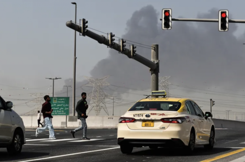 ދުބާއީއަށް ޑްރޯންގެ ބައިތަކެއް ވެއްޓި ދެ މީހަކަށް އަނިޔާވެއްޖެ