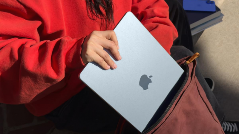 އެޕަލްގެ ތާރީޚުގައިވެސް ނެރޭ އެންމެ އަގުހެޔޮ "މެކްބުކް ނިއޯ" މި ހަފްތާގައި ބާޒާރަށް