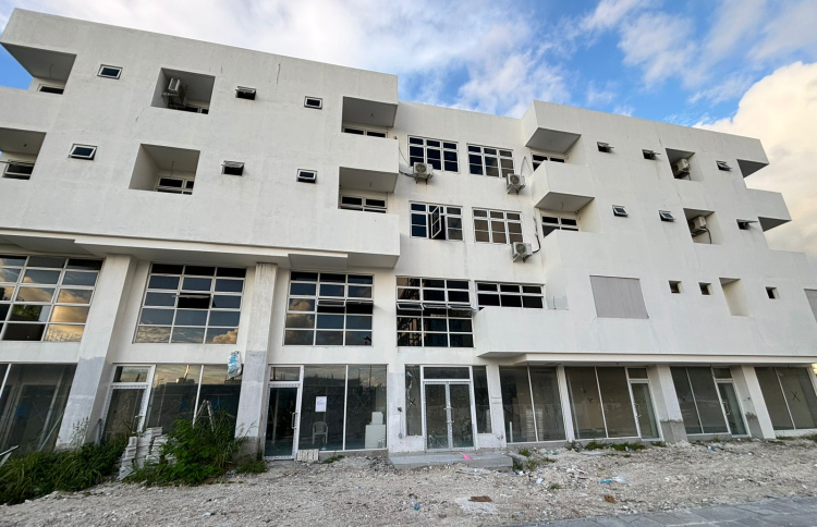 ފުޓްބޯޅަ ސްކޫލްގެ ނުނިންމާ ހުރި މަސައްކަތްތަކަށް ވެސް އެފްއޭއެމުން ކޮންޓްރެކްޓަރަށް މިލިއަނުން ފައިސާ ދިން