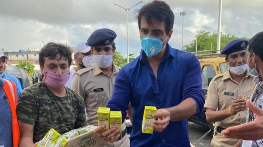 ދުބާއީގައި ހާލުގައި ޖެހި އެހީތެރިކަން ބޭނުންވި ގިނަ ބަޔަކަށް ސޯނޫ އެހީވެއްޖެ