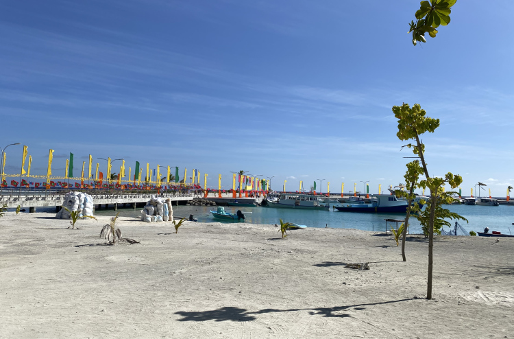 ފުޅަދޫގައި ބިކިނީ ލައިގެން ރަށު ތެރޭގައި އުޅޭ ޓޫރިސްޓުން ޖޫރިމަނާކުރަނީ