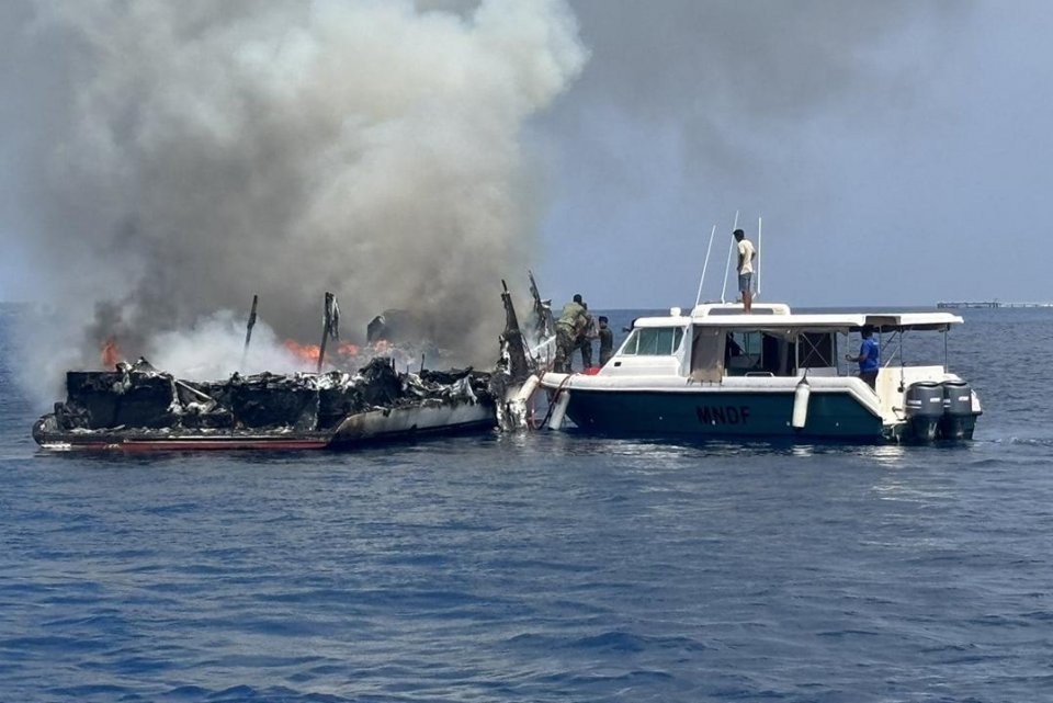 ރޯވި ޑައިވިންގ ދޯނި އަޑިޔަށްގޮސްފި، އެކެއްގެ ފައި ފިހިގެން ފަރުވާދިން