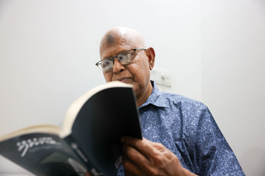 ފޮތަށް ނިޒާރުގެ އާދަޔާޚިލާފު ލޯތްބެއް، ފަނަރަހާސް ފޮތުގެ ލައިބްރަރީއަށް 46 އަހަރު!