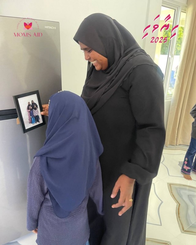 ވަންނާނެ ތަނެއް ނެތި، ހާލުގައި އުޅުނު މި މަންމައާއި 3 ކުދިންނަށް މަމްސް އެއިޑުން ޒަމާނީ ބޮޑު ގެއެއް
