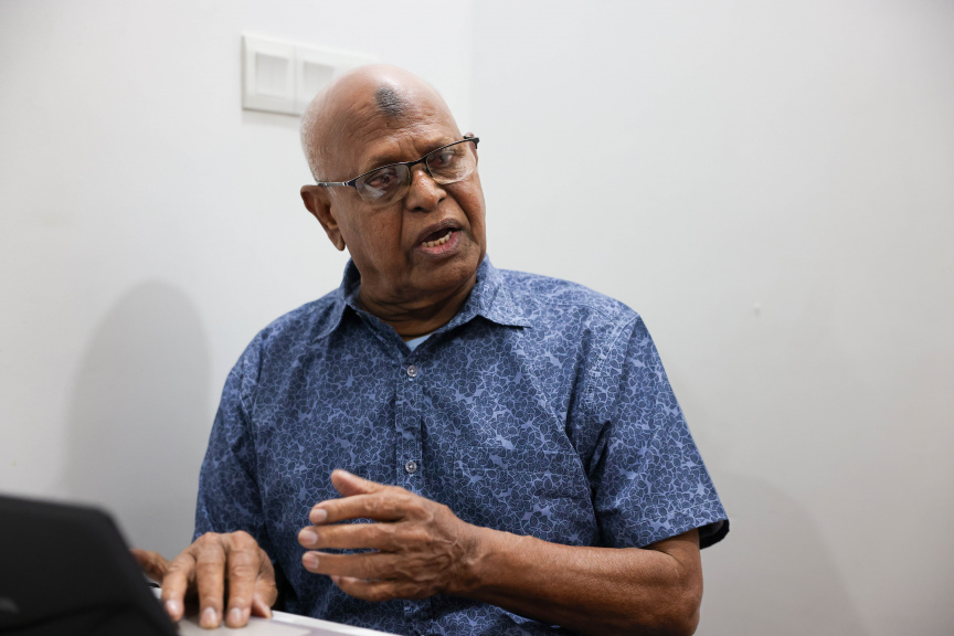 ފޮތަށް ނިޒާރުގެ އާދަޔާޚިލާފު ލޯތްބެއް، ފަނަރަހާސް ފޮތުގެ ލައިބްރަރީއަށް 46 އަހަރު!