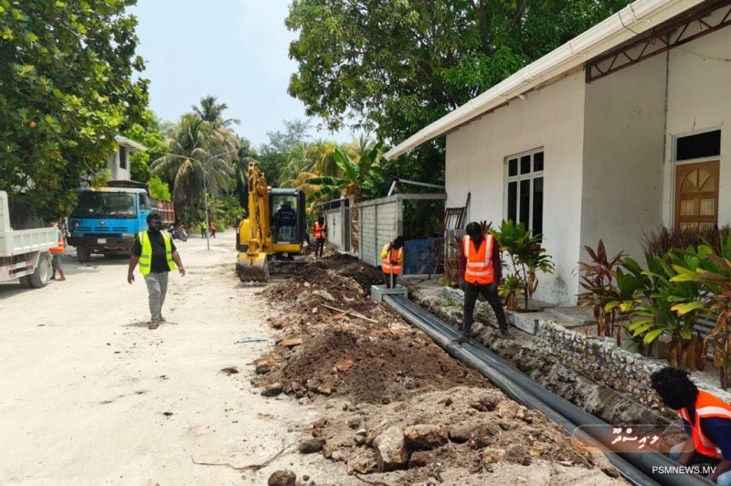 ލ.އިސްދޫ ކަލައިދޫގެ މަގުތައް ޒަމާނީ ފެންވަރަށް ތަރައްޤީކުރުމުގެ ޢަމަލީ މަސައްކަތް ފަށައިފި