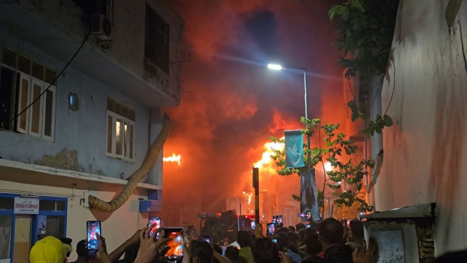 މާފަންނު، ފުލޫނިޔާމަގުގައި ހުންނަ ގުދަނެއްގައި ރޯވެ އަނދަނީ