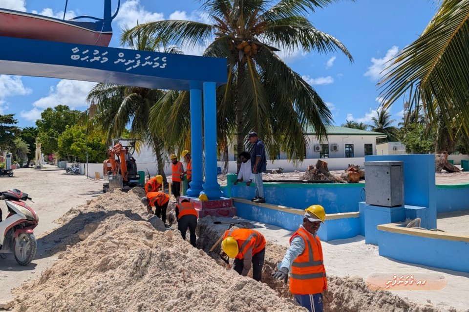 ޒަމާނީ ފެންވަރަށް ގެމަނަފުށީގެ މަގުތައް ތަރައްގީކުރަން ފަށައިފި