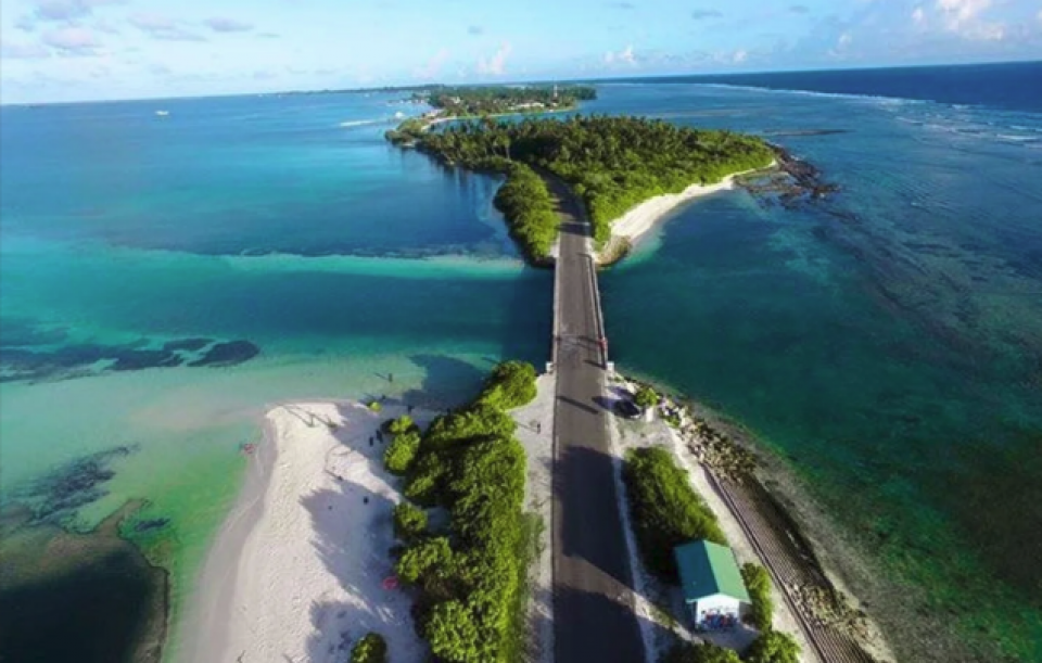 ހިތަދޫގައި ބާރު ސްޕީޑުގައި ދުއްވި ކާރެއް ފުރޮޅާލައި އެކްސިޑެންޓެއް