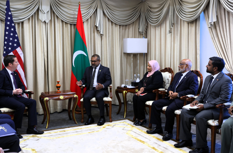 ދެ ގައުމުގެ މެދުގައި އޮތް ގުޅުމާއި ސަރަހައްދީ މަސްލަހަތާ ގުޅޭ ގޮތުން މަޝްވަރާކުރި: އެމެރިކާގެ މަންދޫބު