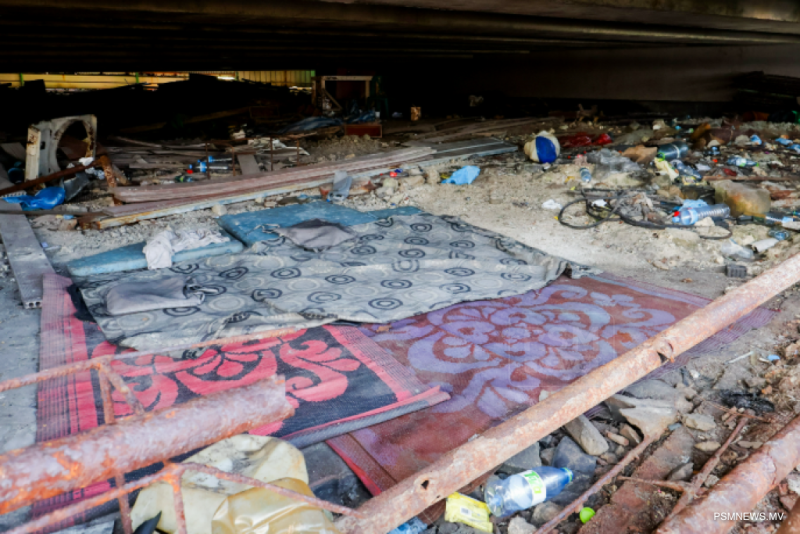 ބްރިޖު ދަށުގައި ދިރިއުޅުނު މީހުން ފޮނުވާލައި ފުލުހުން އެސަރަހައްދު ބަލަހައްޓަނީ