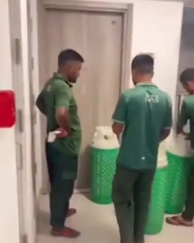 ލޯންޑްރީ ފެކްޓްރީގައި ބޭނުންކުރާ ގޭސްފުޅިތައް.