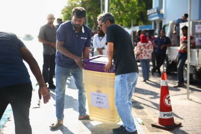 ވޯޓުފޮށިތައް އަތޮޅުތަކަށް ފޮނުވަން ފަށައިފި