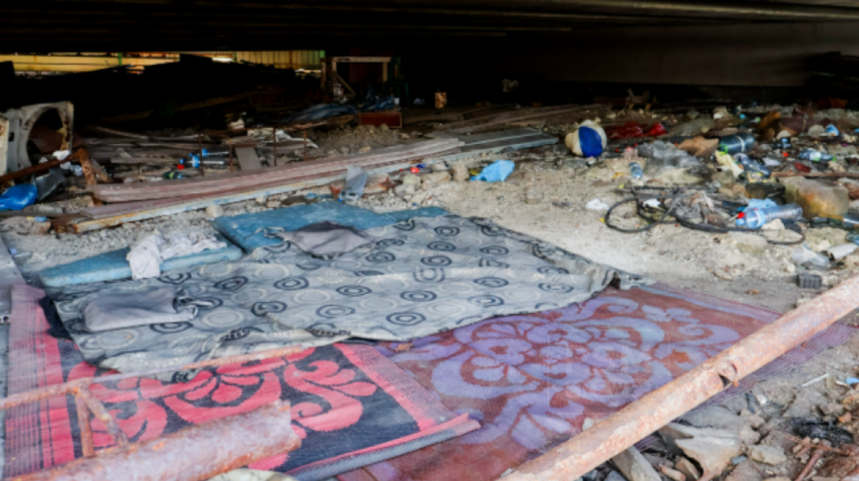 ބުރިޖު ދަށުގައި ބިދޭސީންތަކެއް ދިރިއުޅޭ މައްސަލައެއް ބަލަނީ