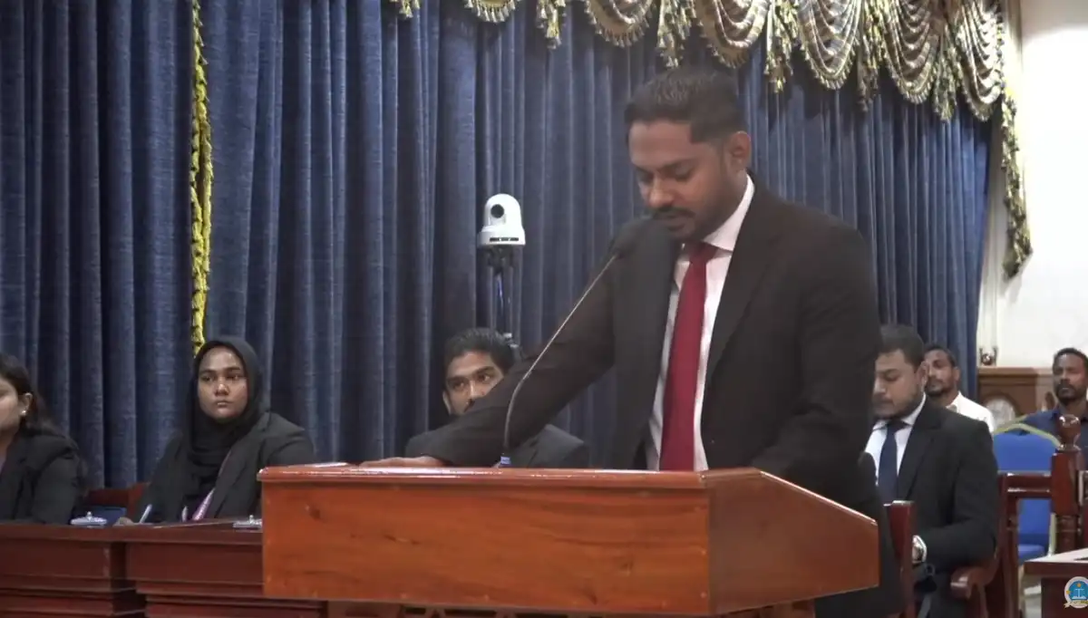 ރެފަރެންޑަމް ހުއްޓުވައިދިނުމަށް އެދި ހުށަހަޅާފައިވާ މައްސަލައިގެ އަޑުއެހުމުގައި ޤާނޫނީ ވަކީލު އަލްއުސްތާޒު އިބްރާހީމް ޝިޔާމް ވާހަކަ ދައްކަވަނީ