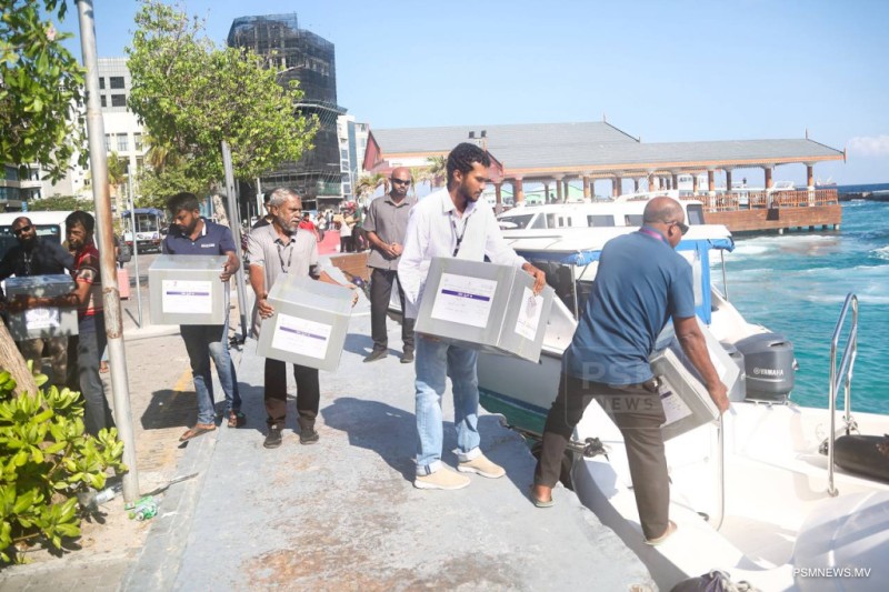 ވޯޓުފޮށިތައް އަތޮޅުތަކަށް ފޮނުވަން ފަށައިފި