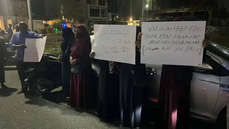 އިސްތިއުފާއަށް ގޮވާލާ މުޒާހަރާކުރި ނަމަވެސް ފްލެޓުގެ ކުއްޔަށް އިތުރު ލުޔެއް ދިނުމުގެ ވިސްނުމެއް ނެތް: ހަމްދާން