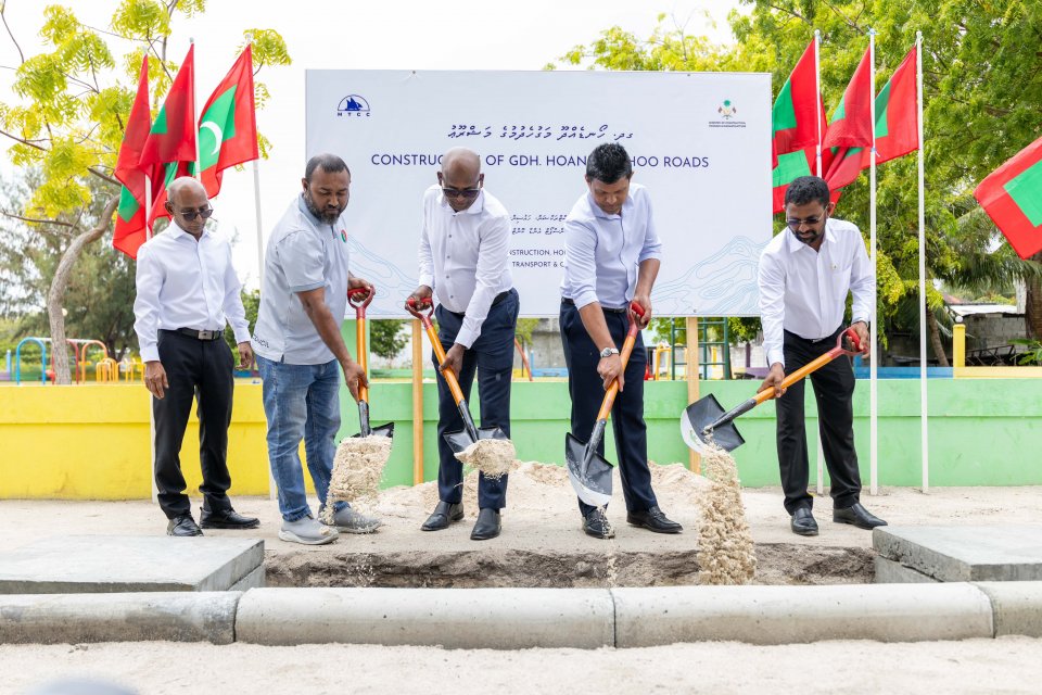ހޯޑެއްދޫ މަގުތައް ތަރައްޤީކުރުމުގެ މަޝްރޫޢުގެ ޢަމަލީ މަސައްކަތް ފަށައިފި