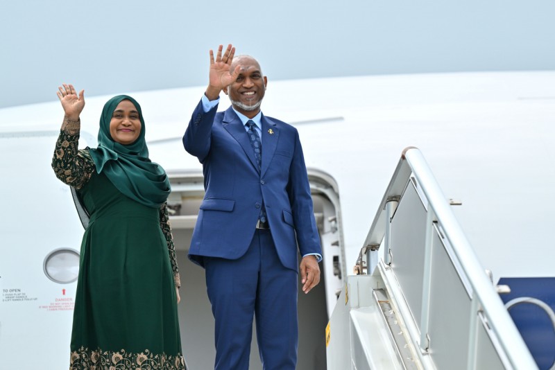 ރައީސްގެ ދެކަނބަލުން މާދަމާ ޢުމްރާއަށް ފުރާވަޑައިގަންނަވަނީ