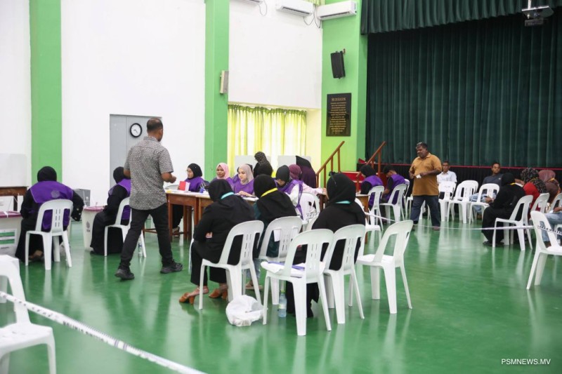 ހުރިހާ މަރުކަޒެއްގައި ވޯޓުލުން ވަނީ ފެށިފައި: އިލެކްޝަންސް ކޮމިޝަން