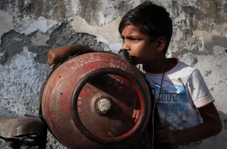 ކައްކާ ގޭސް ލިބުން ދަތިވެ އިންޑިއާ އަށް ގޮންޖެހުން