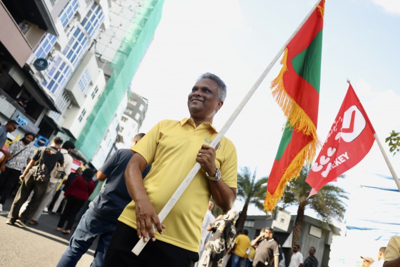 ސަރުކާރުން އިހުމާލުވެފައިވާތީ، އެމްޑީޕީގެ ކެންޑިޑޭޓުން ހޮވަން ރައްޔިތުން ތިބީ ކެތްމަދުވެފައި: އާޒިމް