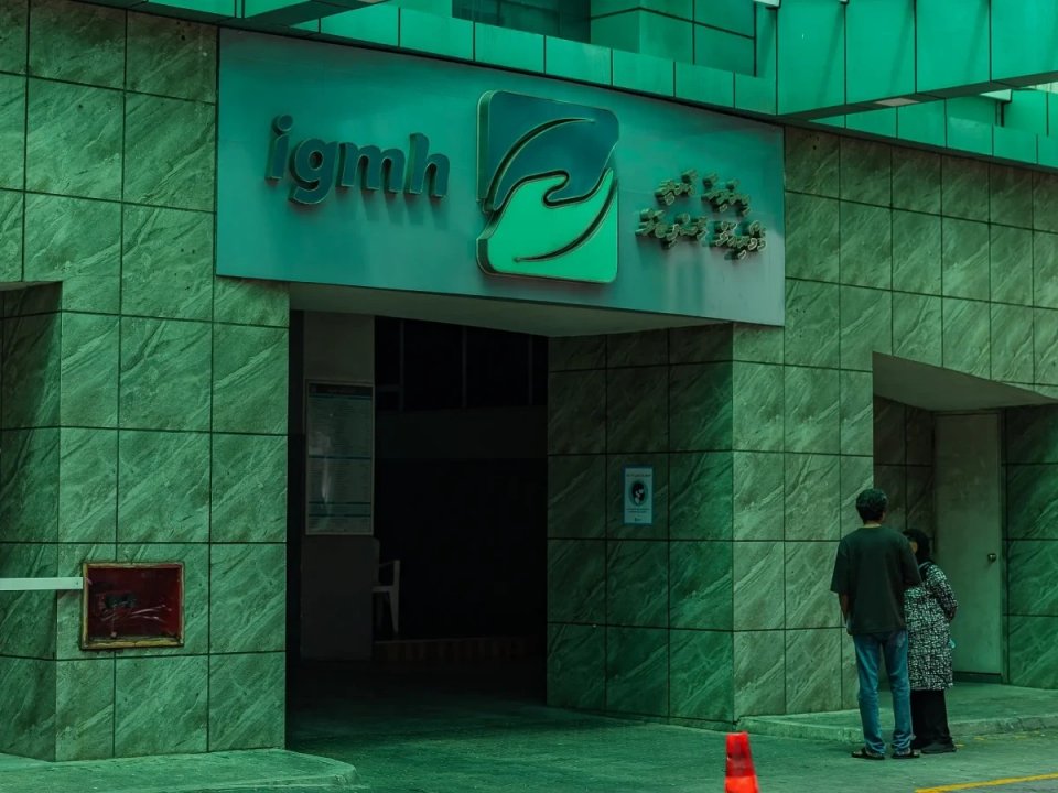 ކަޅުހުރާ މަގުގައި ހަބަރު ހުސްވެފައި އޮތް މީހަކަށް ފަރުވާ ދެނީ