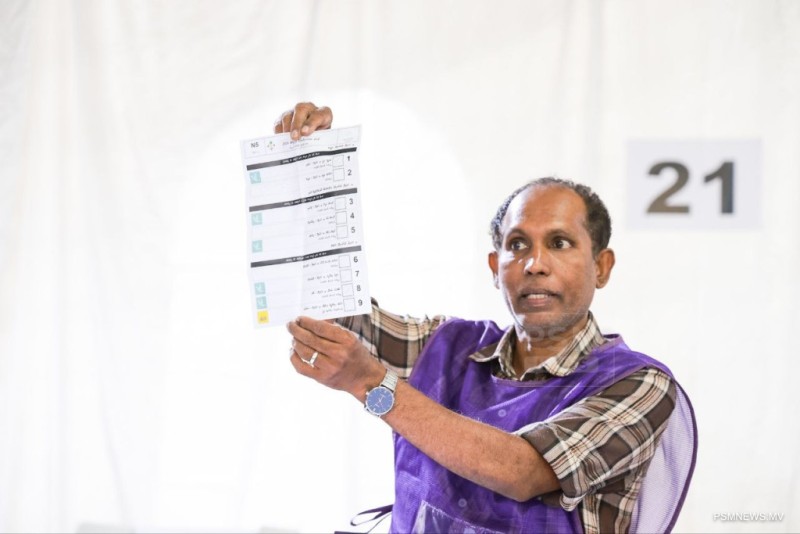 ވޯޓު ގުނުން ކުރިއަށް: ބައެއް ގޮނޑިތައް ދަނީ ޔަޤީންވަމުން