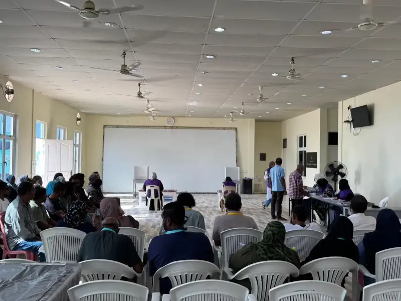 ތިން އިންތިޚާބުގެ ވޯޓުލުން 8:00 ގައި ފަށަން ނިންމި ނަމަވެސް ހުރިހާ މަރުކަޒެއްގައި ވޯޓުލުން ނުފެށޭ، ތަރުހީބު ކުޑަ!