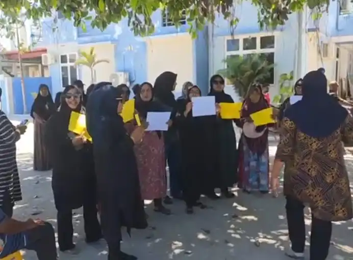 މަނަދޫ ވޯޓު ފޮއްޓަށް އެހެން ދާއިރާއެއްގެ މީހަކު ވޯޓުލާފައިވާ މައްސަލަ ޖެހި، ރަށު ރައްޔިތުން އިހުތިޖާޖަށް